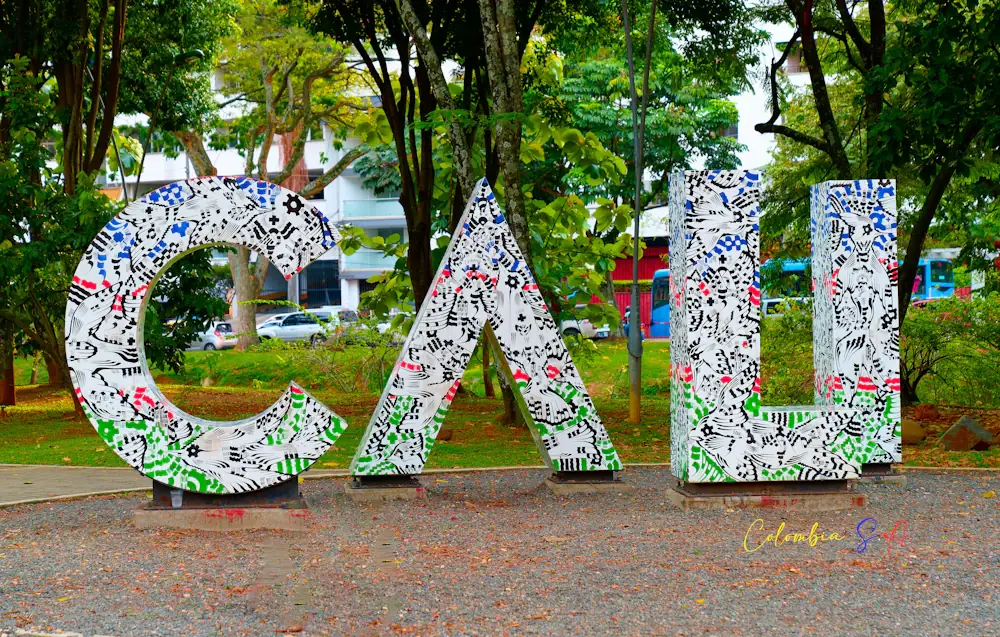 Letras de colores con la palabra Cali en un parque
